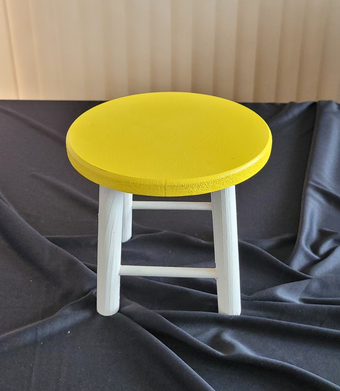 Banquinho Amarelo M - Porta Doces - lucia mendonça decoraçoes