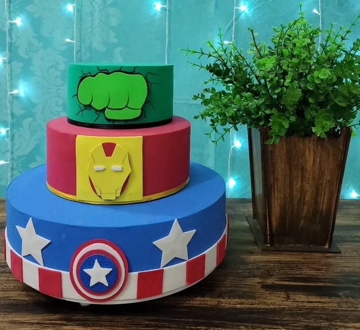 Bolo Vingadores - lucia mendonça decoraçoes