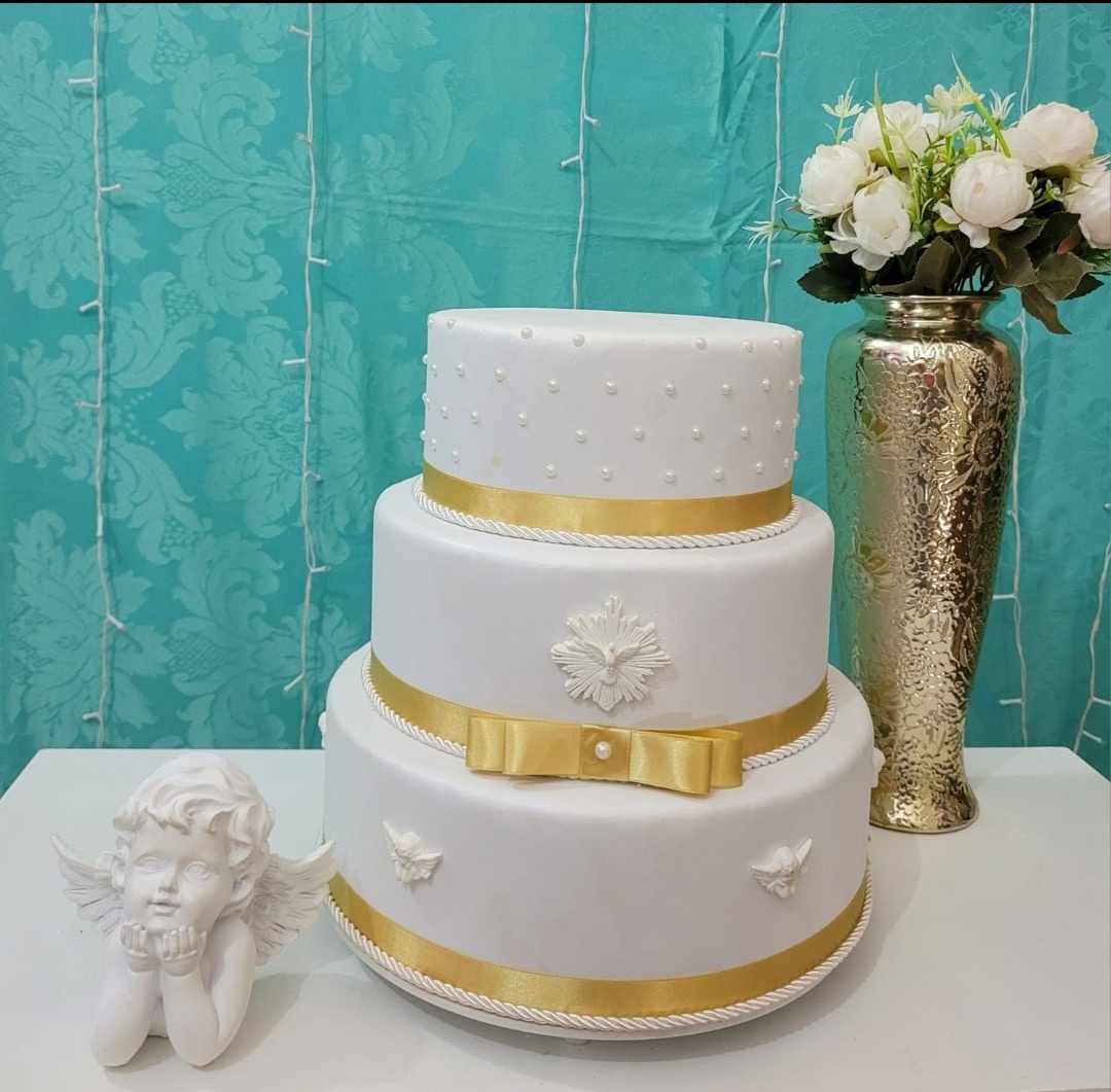 Bolo Batizado Com Fita Dourado - lucia mendonça decoraçoes