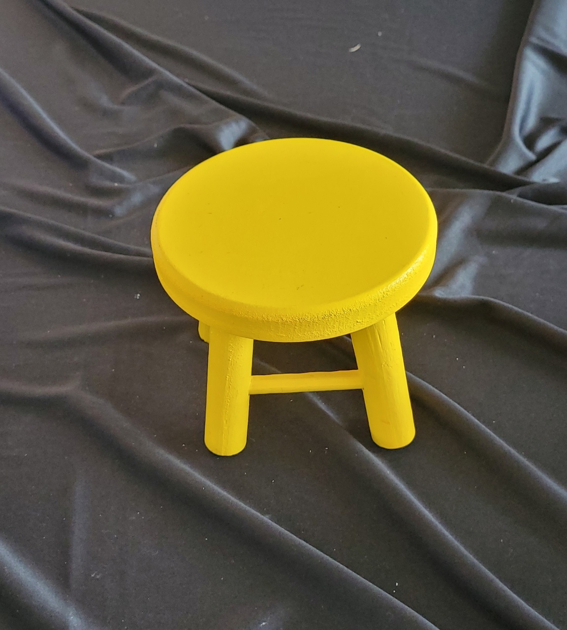 Banquinho Amarelo P - lucia mendonça decoraçoes