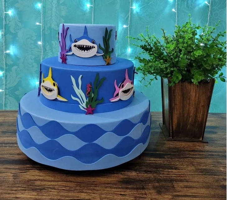 Bolo Baby Shark - lucia mendonça decoraçoes