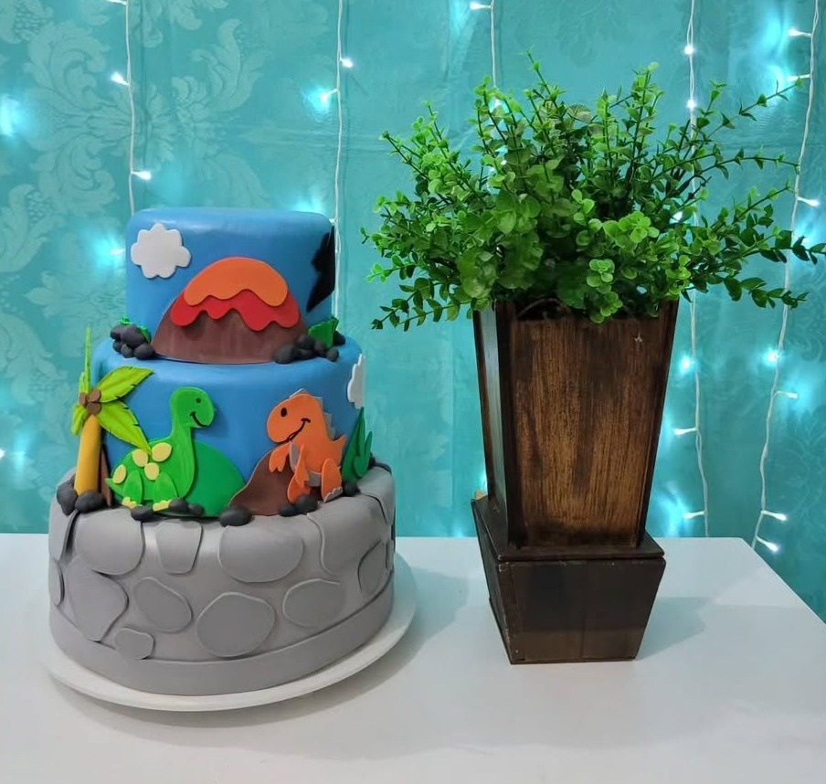 Bolo Dino Baby  - lucia mendonça decoraçoes