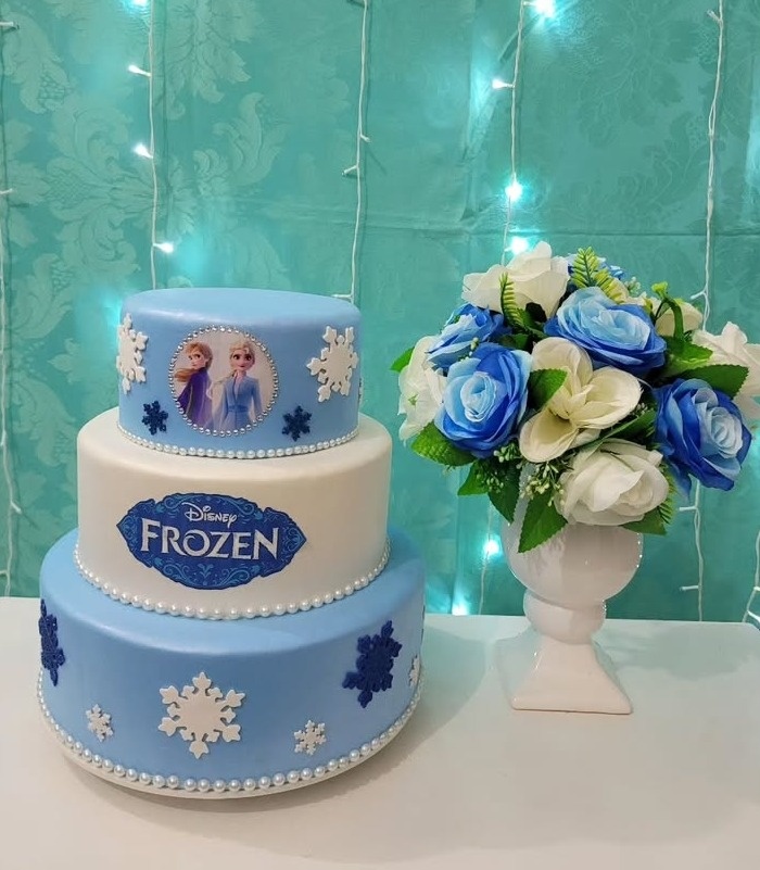 Bolo Frozen - lucia mendonça decoraçoes