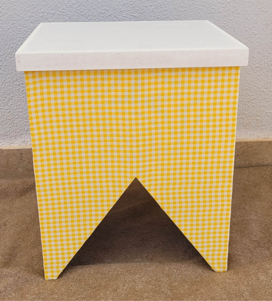 Mesa Bandeirinha Quadriculado Amarelo/ Branco - lucia mendonça decoraçoes