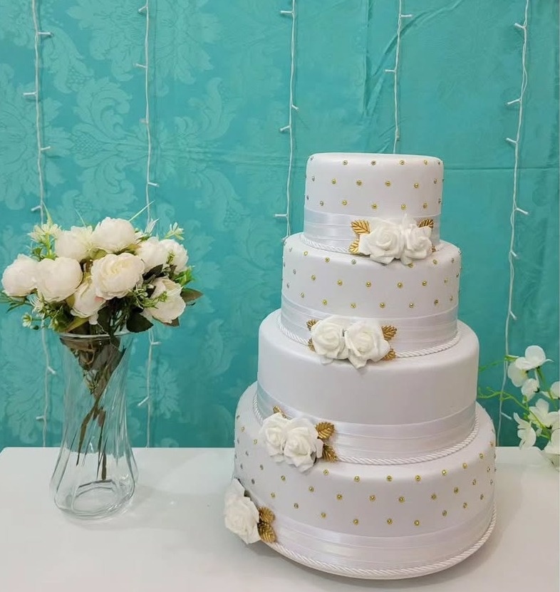 Bolo Branco/ Dourado - lucia mendonça decoraçoes