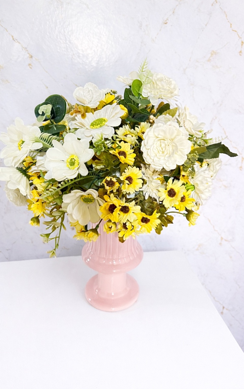 Arranjo Branco E Amarelo  - Brenda silva nascimento 