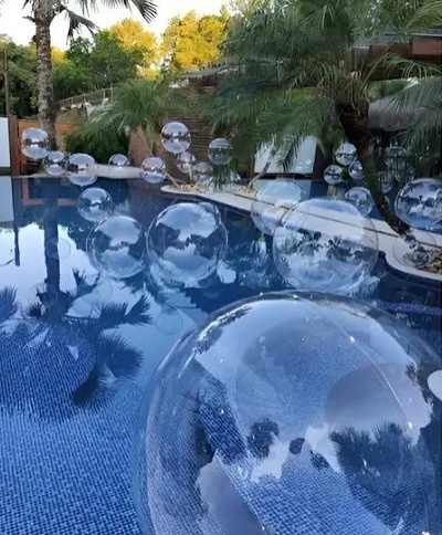 Balão Bubbles Transparente Na Piscina  - Colibri Festas
