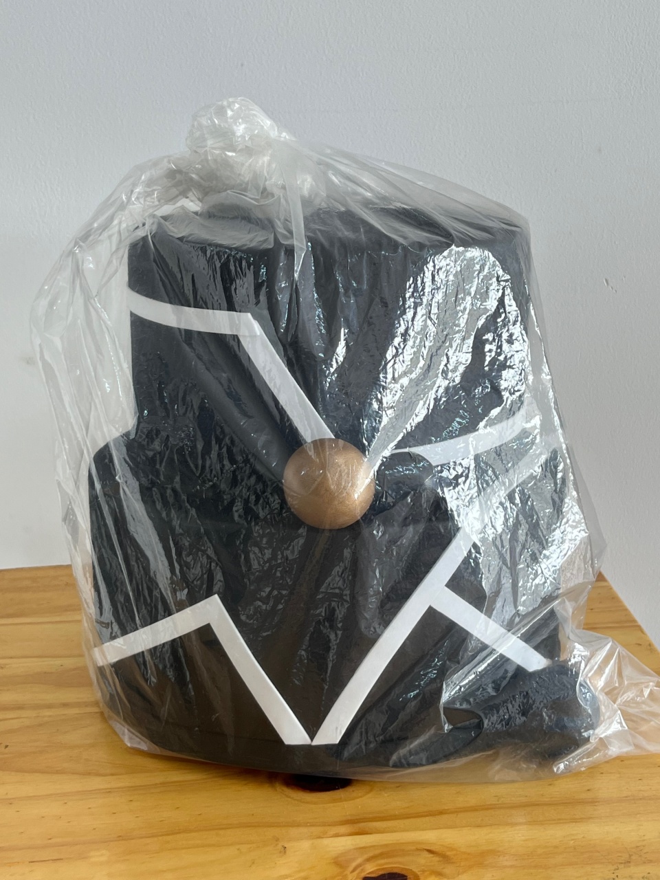 Bolo Preto E Dourado - Mirlenedecora