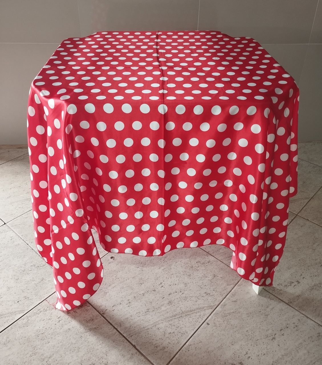 Toalha Quadrada Vermelha de Bolinha  - Adriana lok & Decore