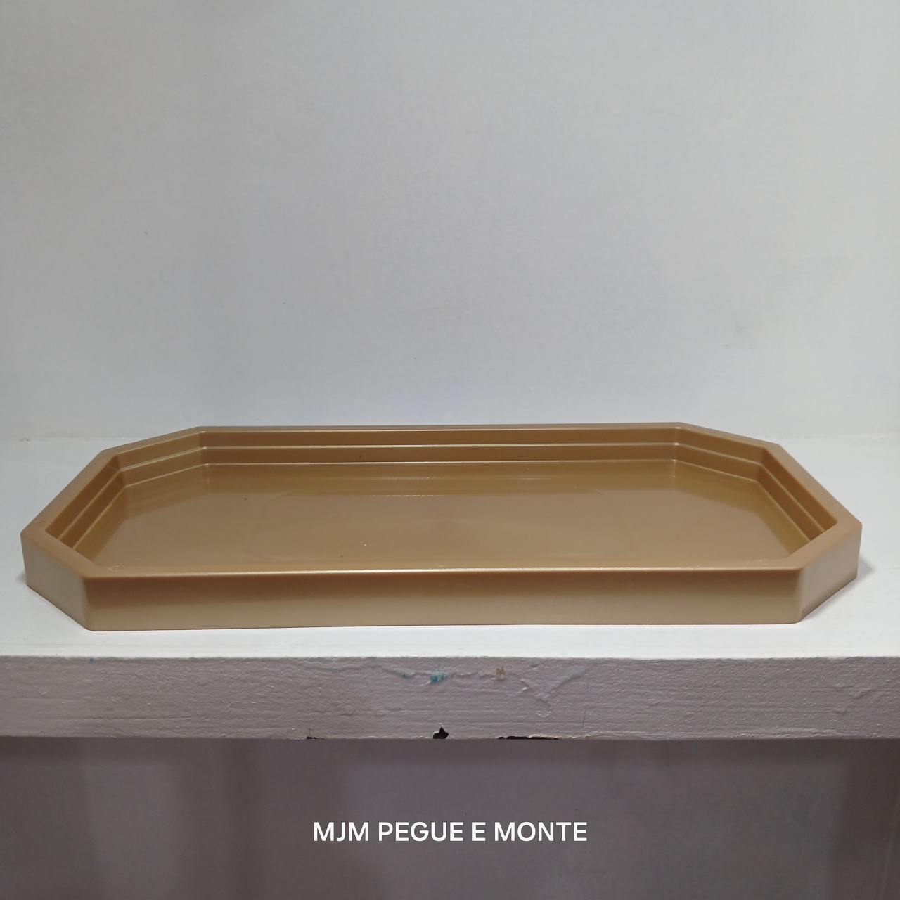 Bandeja Baixa Acrílico Dourado - MJM PEGUE E MONTE