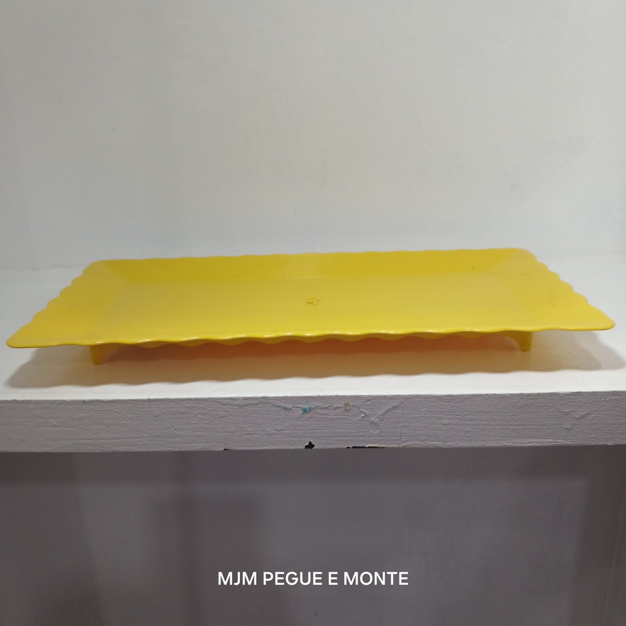 Bandeja Baixa Acrílico Amarelo - MJM PEGUE E MONTE