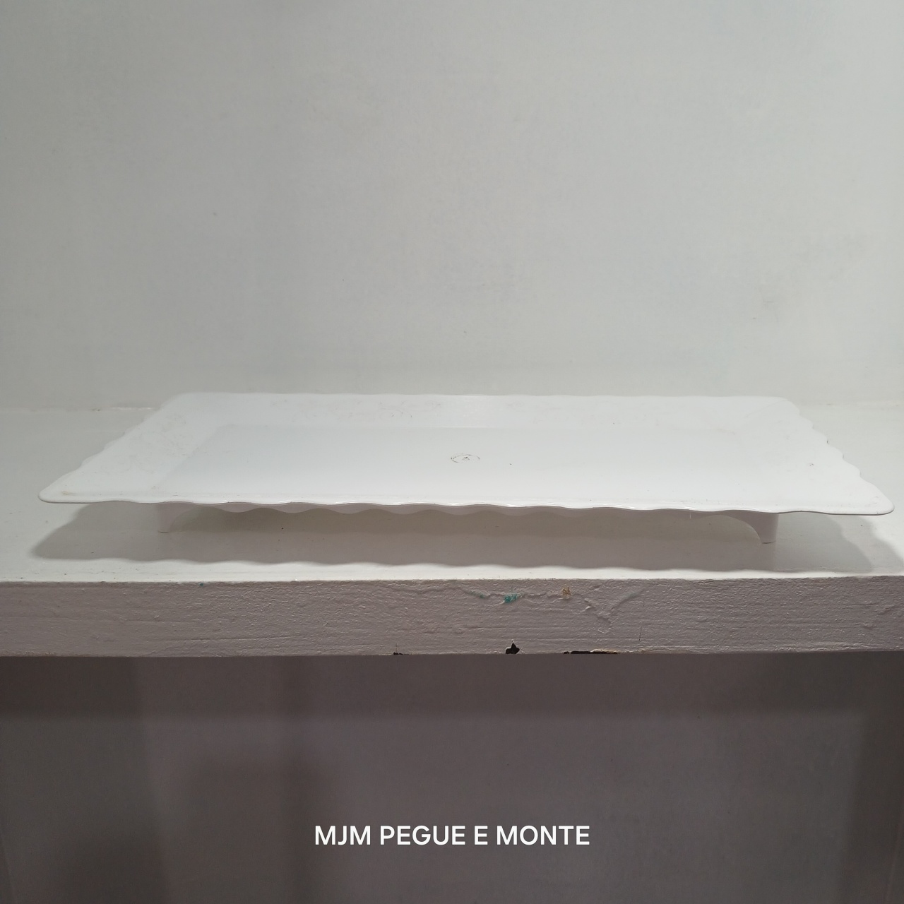Bandeja Baixa Acrílico Branco - MJM PEGUE E MONTE