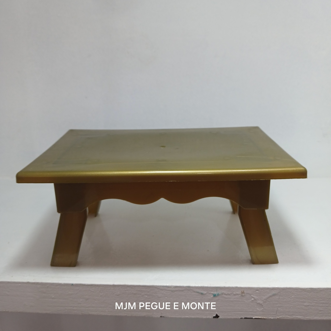 Bandeja M Acrílico Dourado - MJM PEGUE E MONTE