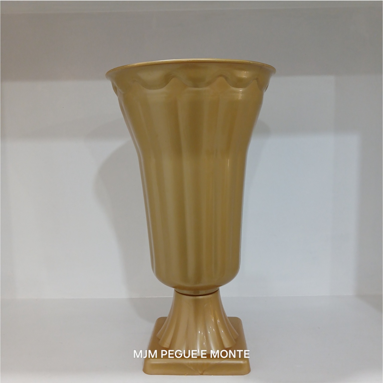 Vaso Dourado - MJM PEGUE E MONTE