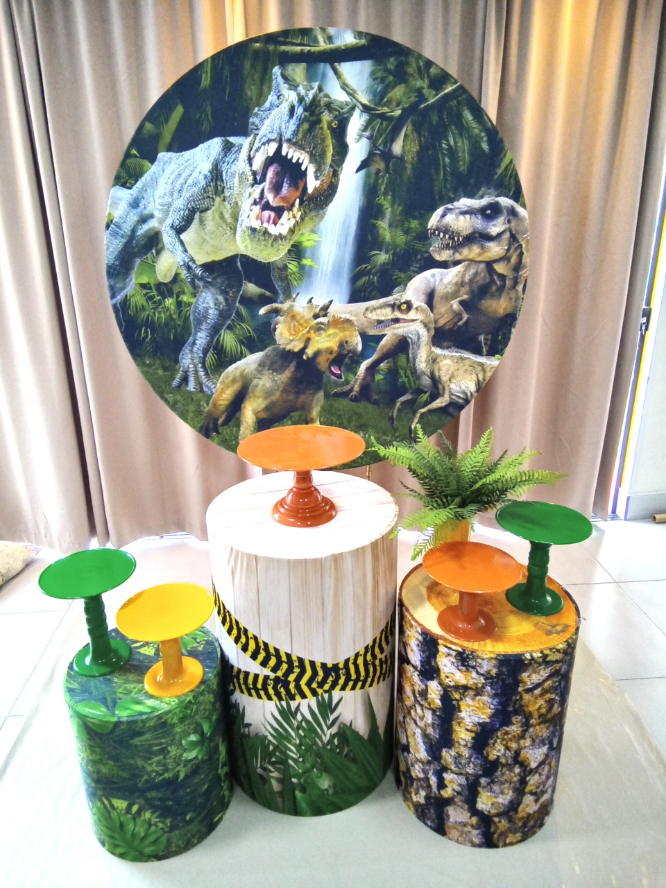 Dinossauro 1 - Cenário Mágico Festa