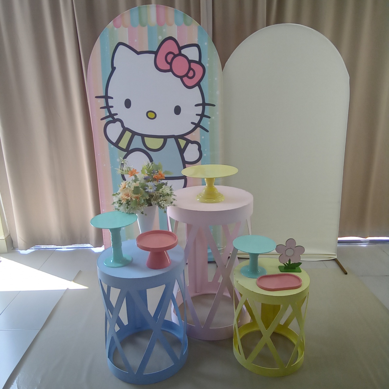 Hello Kitty 2 - Cenário Mágico Festa