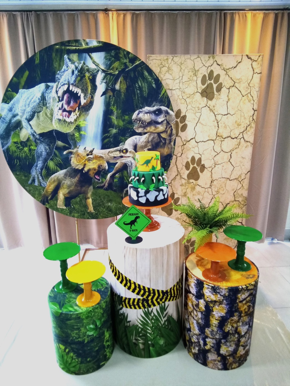 Dinossauro 2 - Cenário Mágico Festa