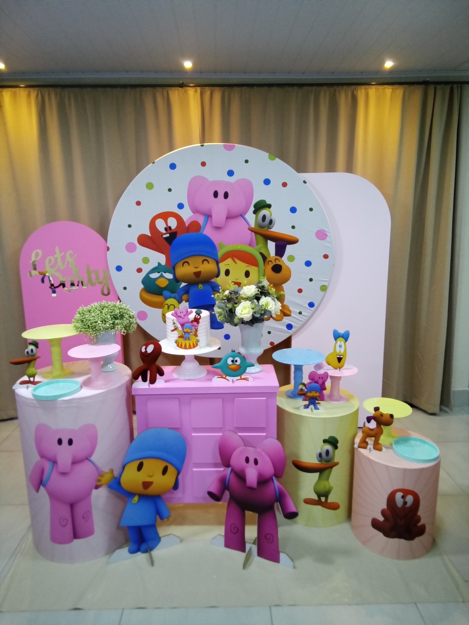 Pocoyo 4 - Cenário Mágico Festa