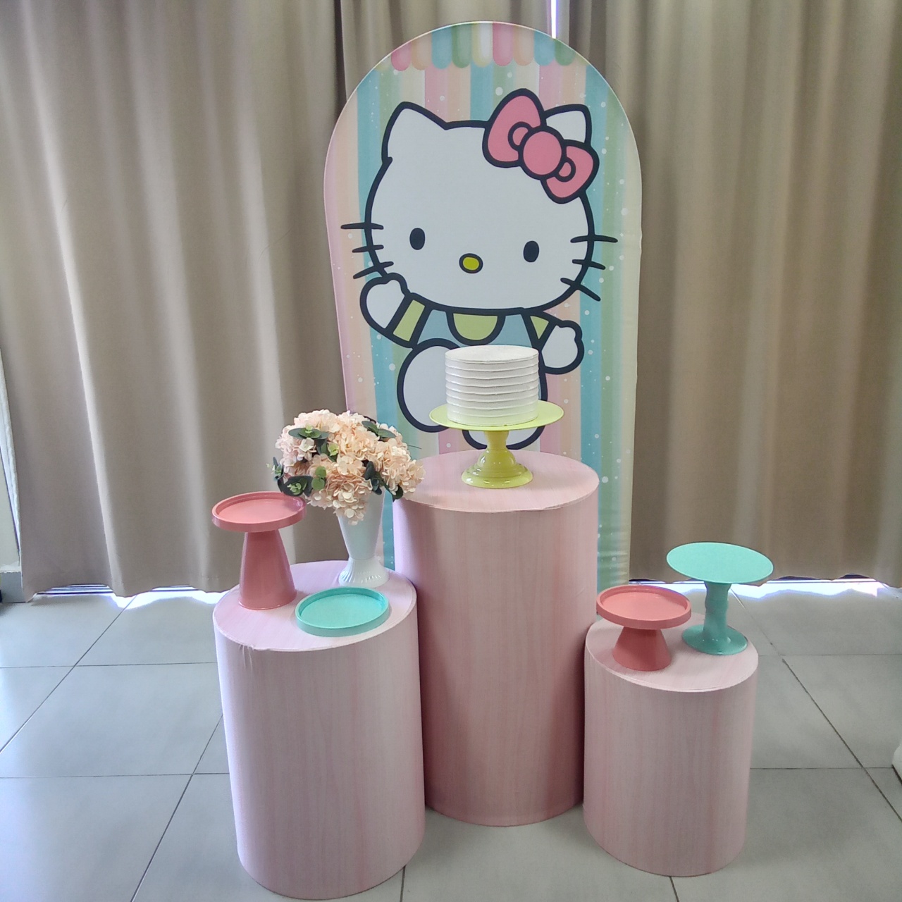 Hello Kitty 1 - Cenário Mágico Festa