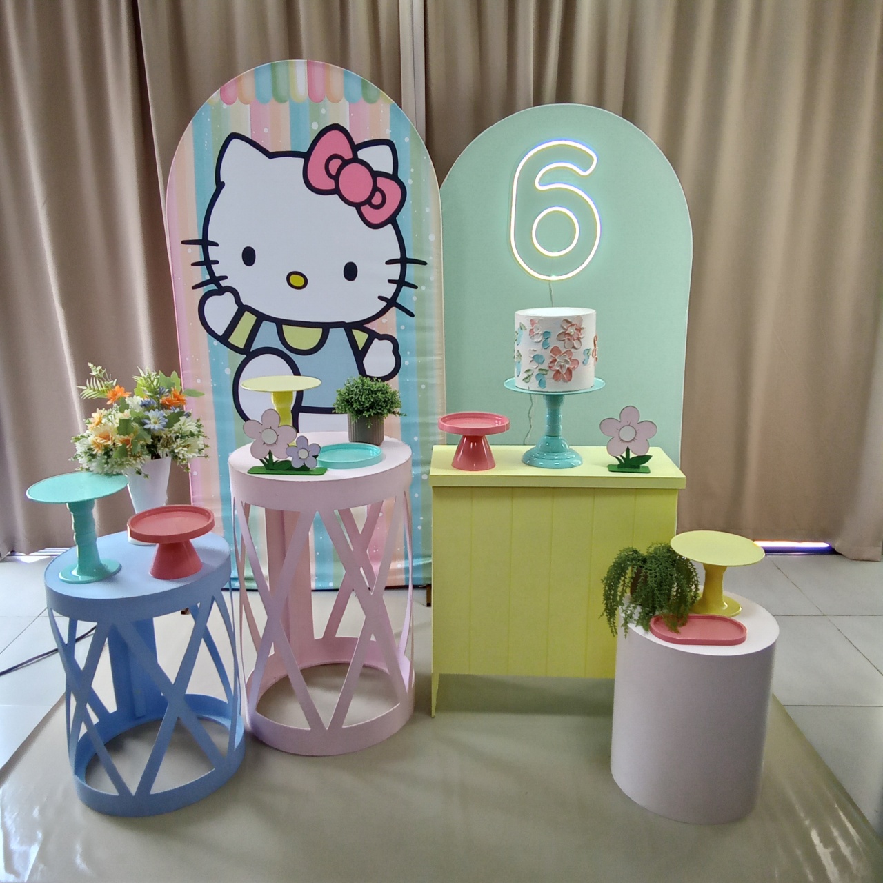 Hello Kitty 4 - Cenário Mágico Festa