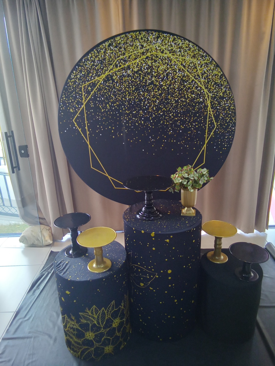 Gliter Preto E Dourado - Cenário Mágico Festa