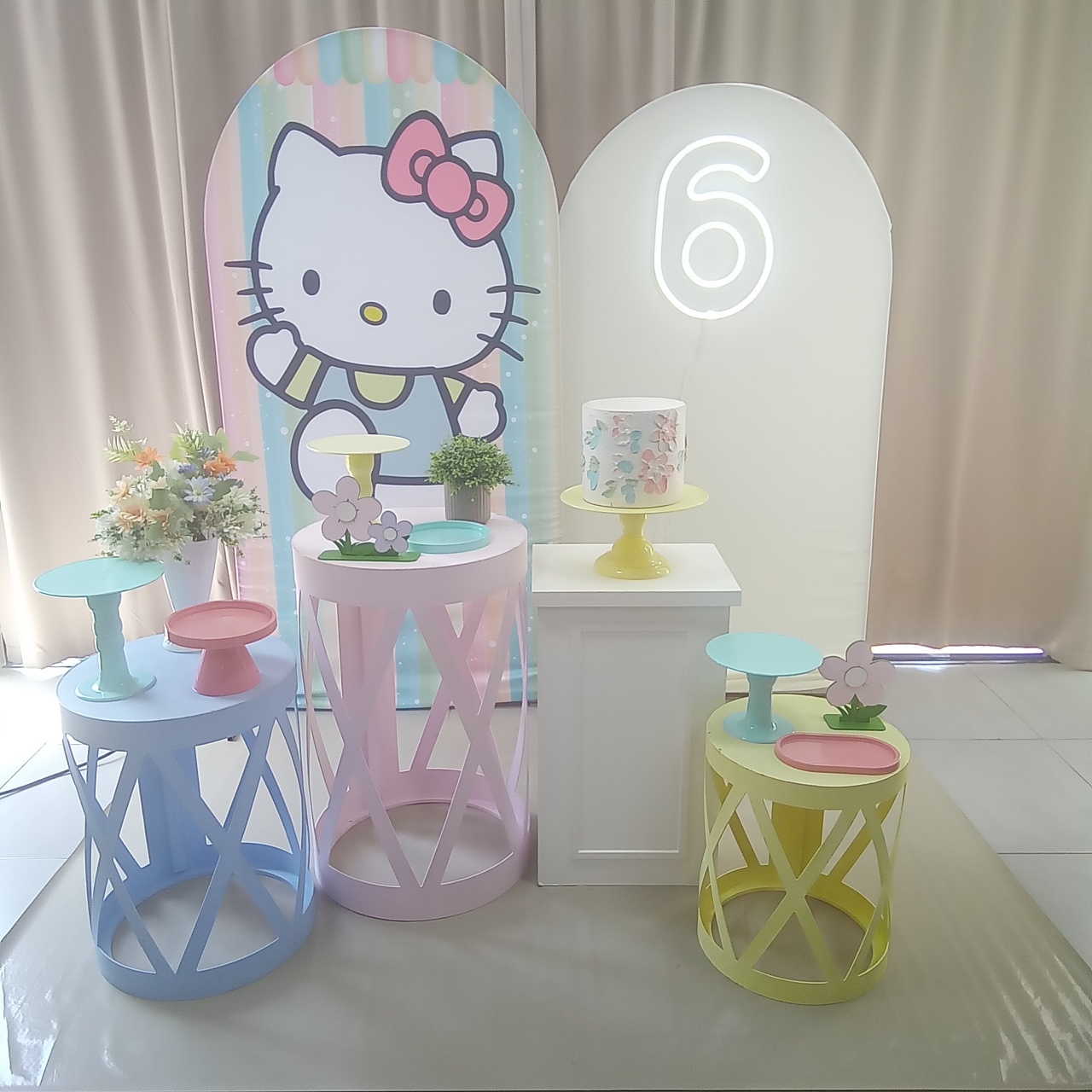 Hello Kitty 3 - Cenário Mágico Festa