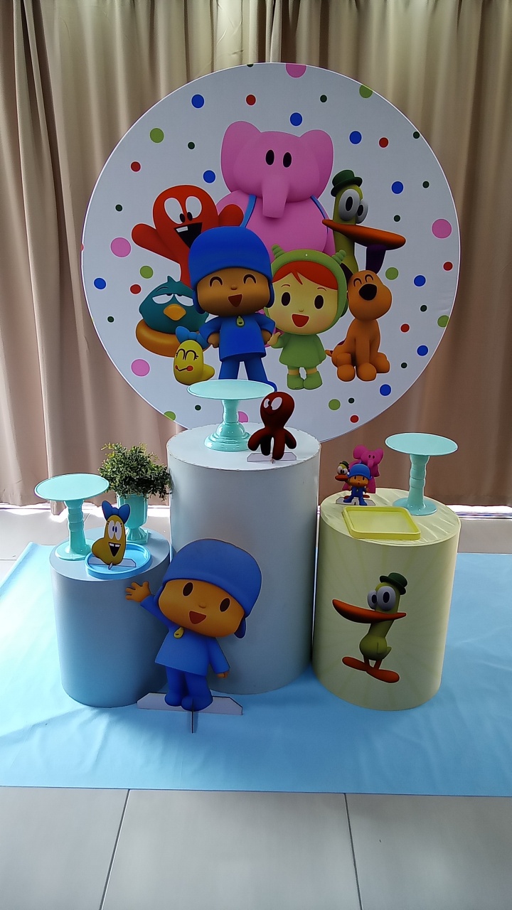 Pocoyo 1 - Cenário Mágico Festa