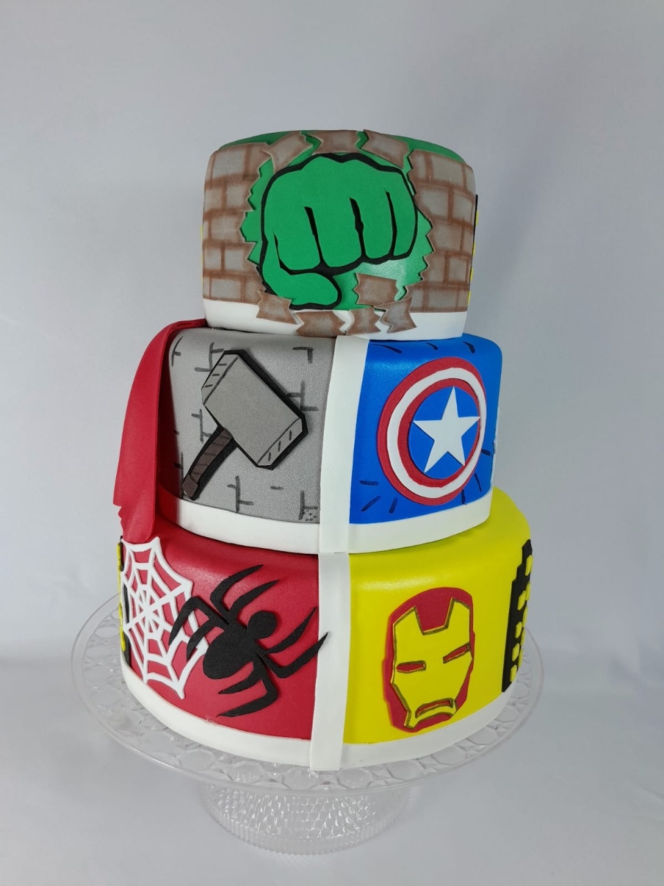 Bolo Fake Vingadores - Monte Festa