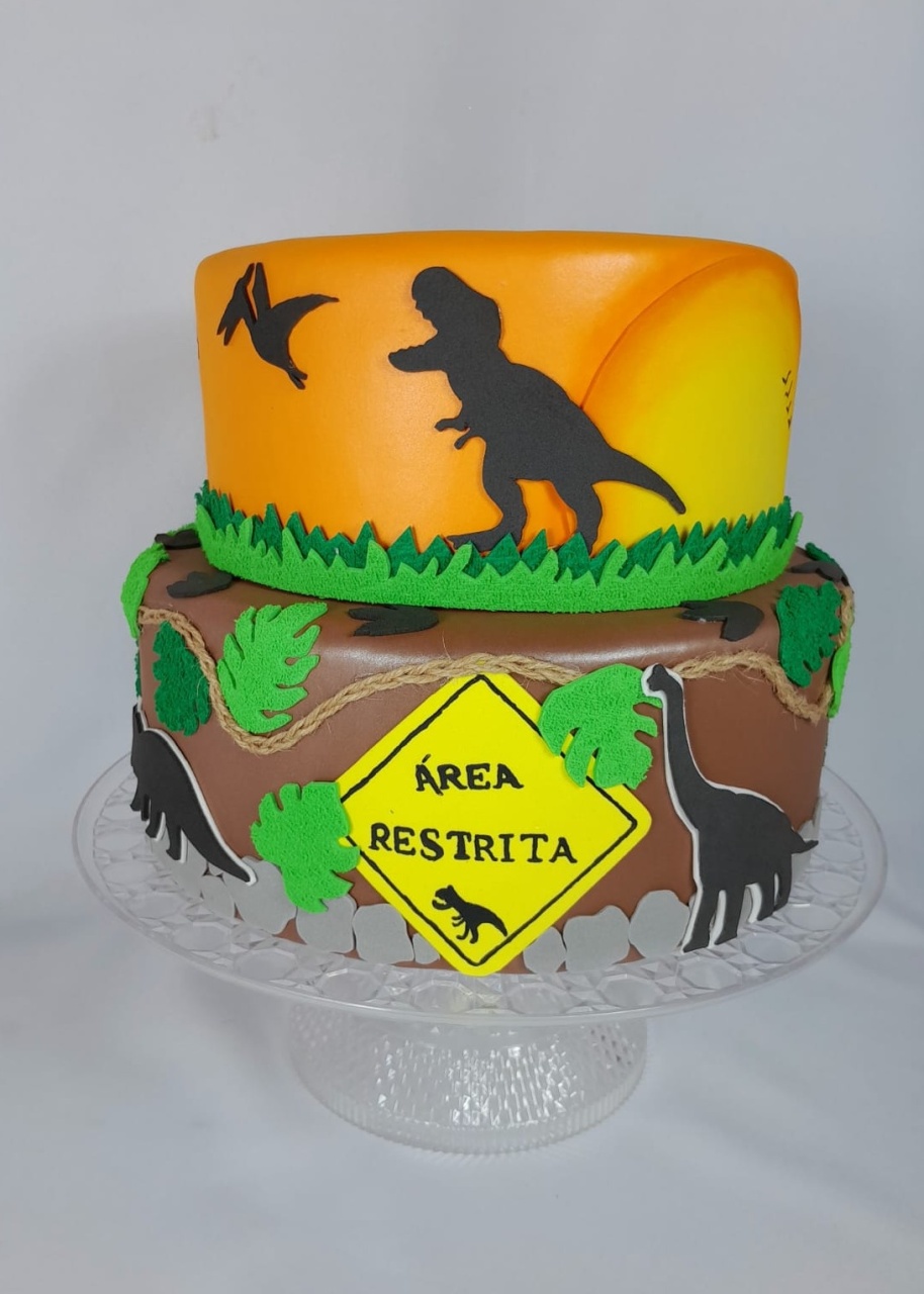 Bolo Fake Dinossauro - Monte Festa