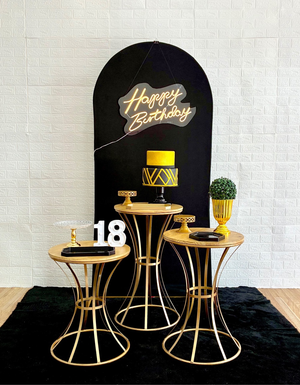 Preto Com Dourado - Composição  - Creare Decorações 