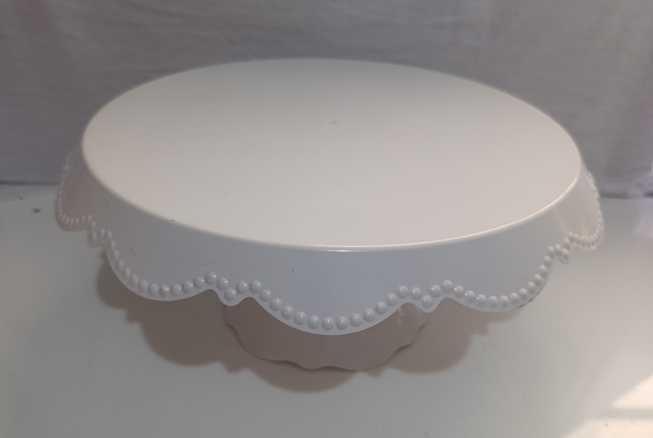 Boleira Branca Babado G - AMÔ ATELIÊ DECORAÇÃO