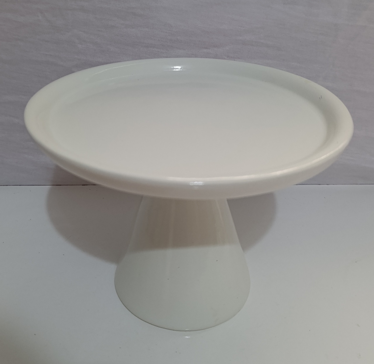 Boleira Branca Cerâmica M  - AMÔ ATELIÊ DECORAÇÃO