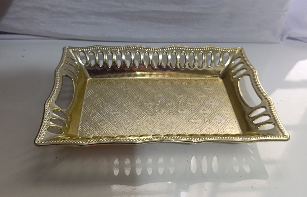 Bandeja Dourada M - AMÔ ATELIÊ DECORAÇÃO