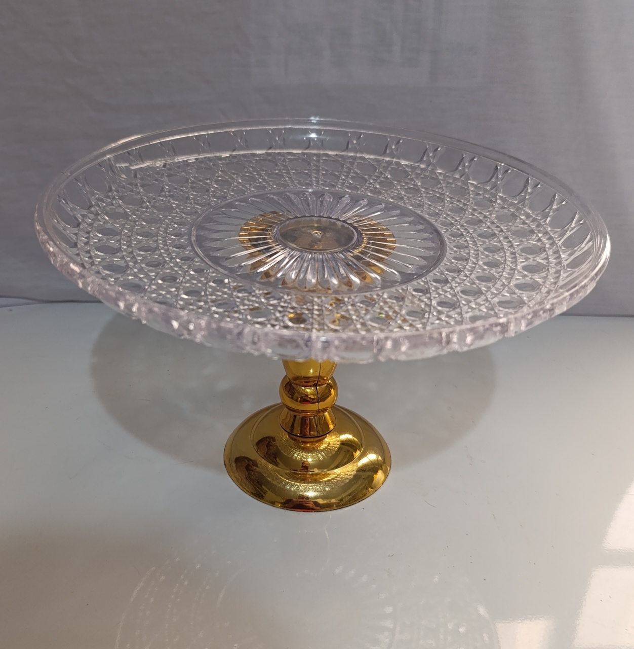 Boleira Transparente Pé Dourado  - AMÔ ATELIÊ DECORAÇÃO