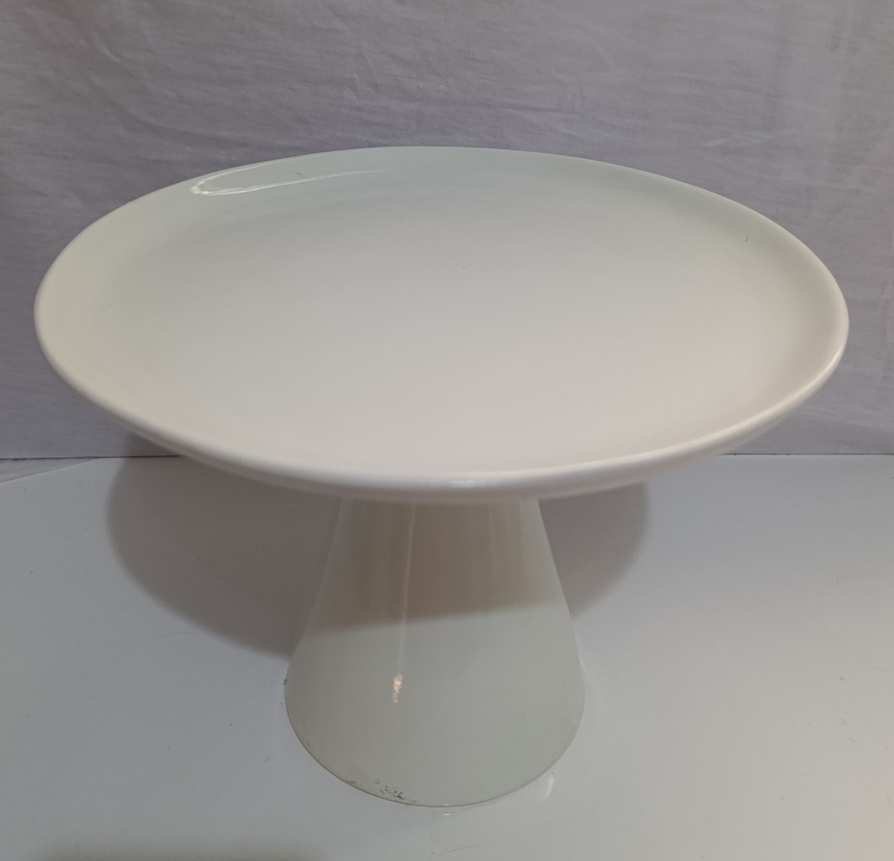 Boleira Branca Cerâmica G - AMÔ ATELIÊ DECORAÇÃO