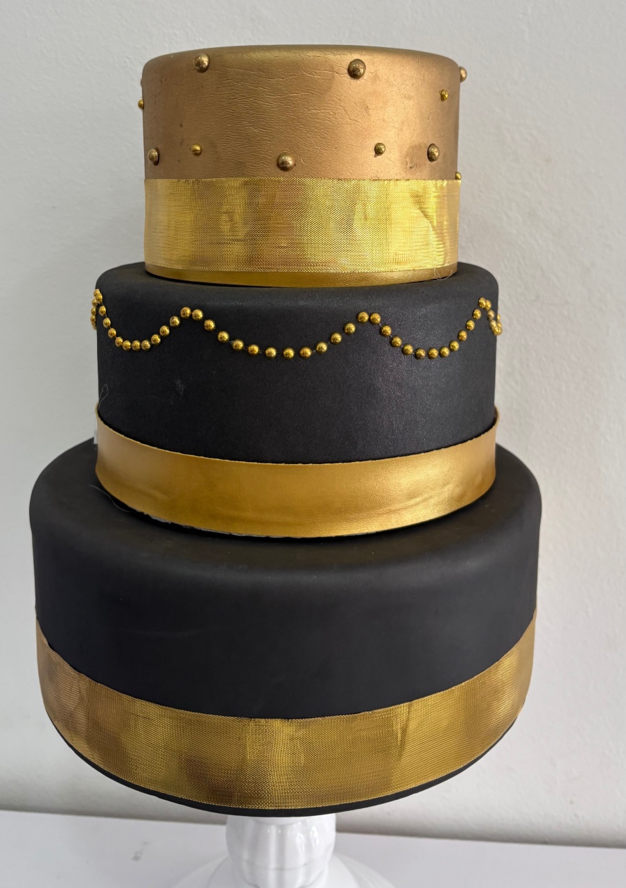 Bolo Fake Preto E Dourado - Thefest
