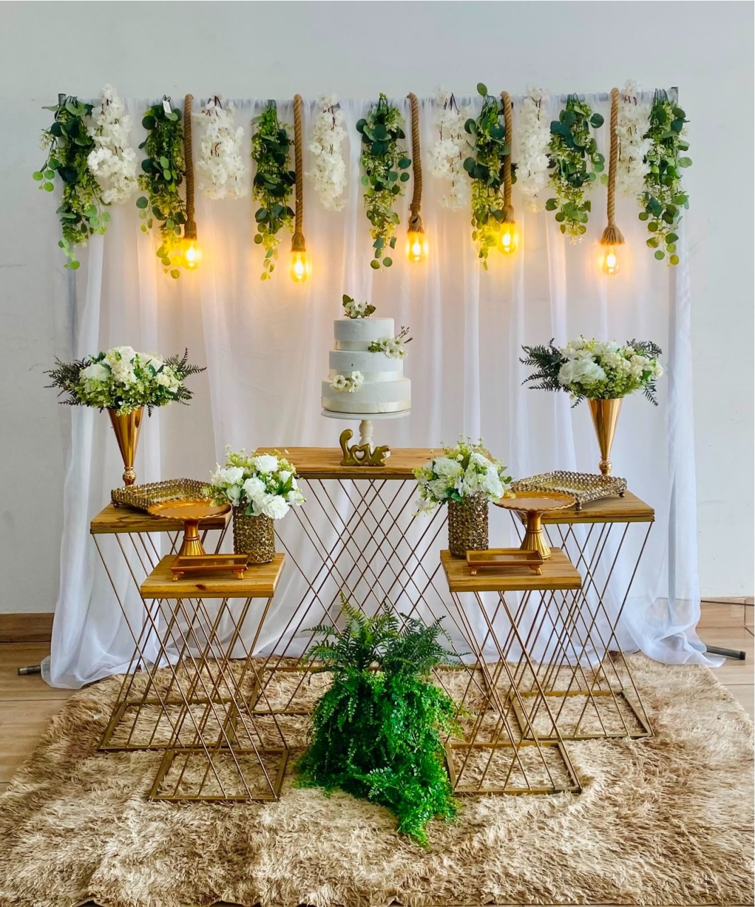 Casamento Branco Verde E Dourado 🤍 - Art_efesta