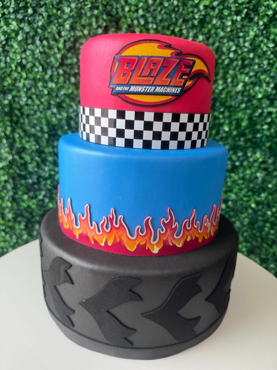 Bolo Fake Blaze - Mouse Atelie das Festas