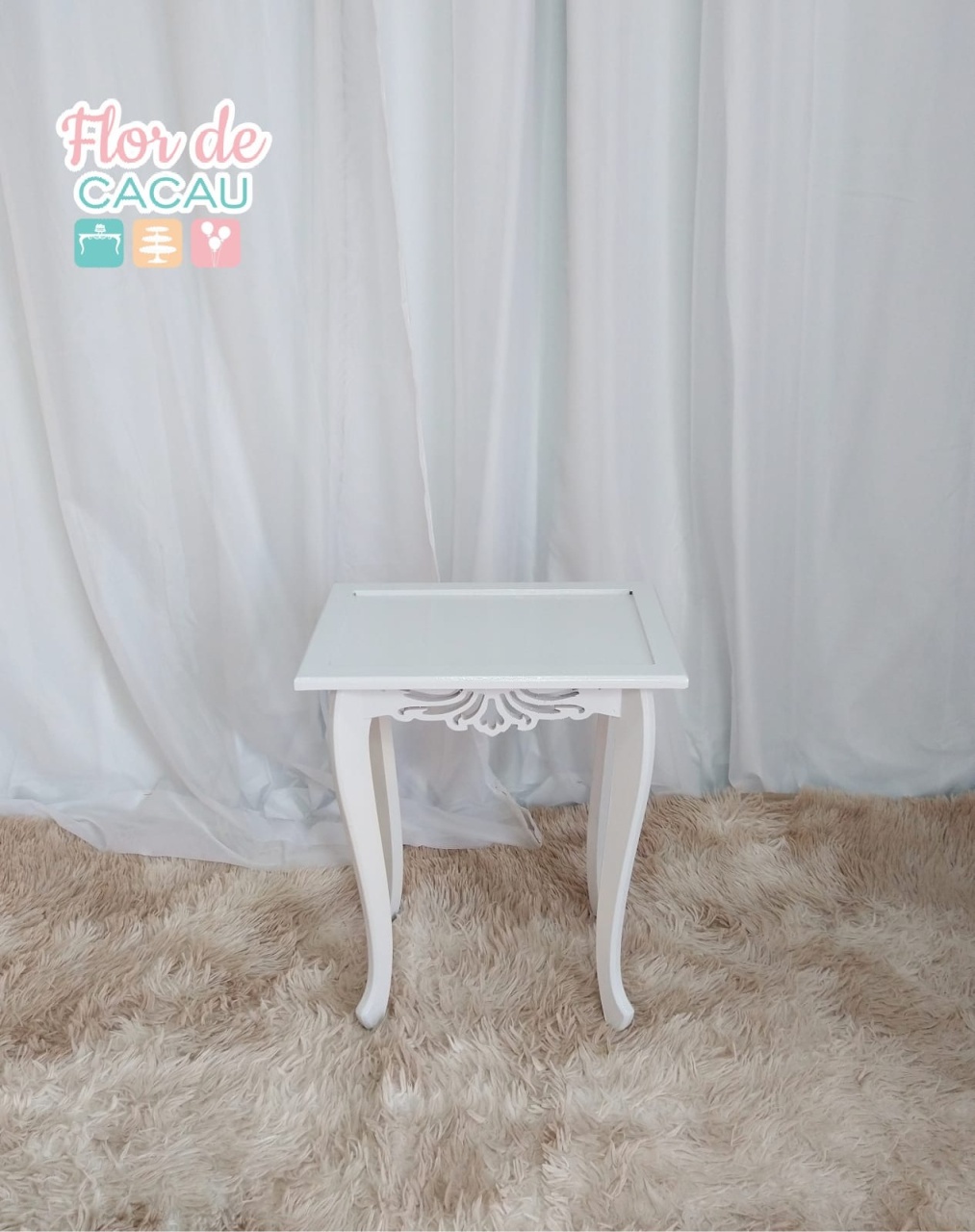 Mesa de Apoio Branca - Locadora Flor de Cacau