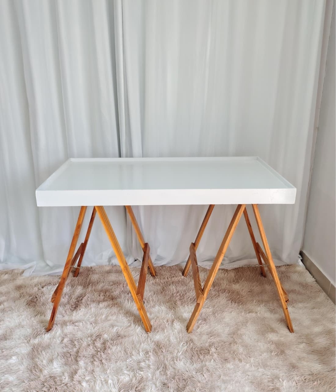 Mesa Cavalete Branca - Locadora Flor de Cacau