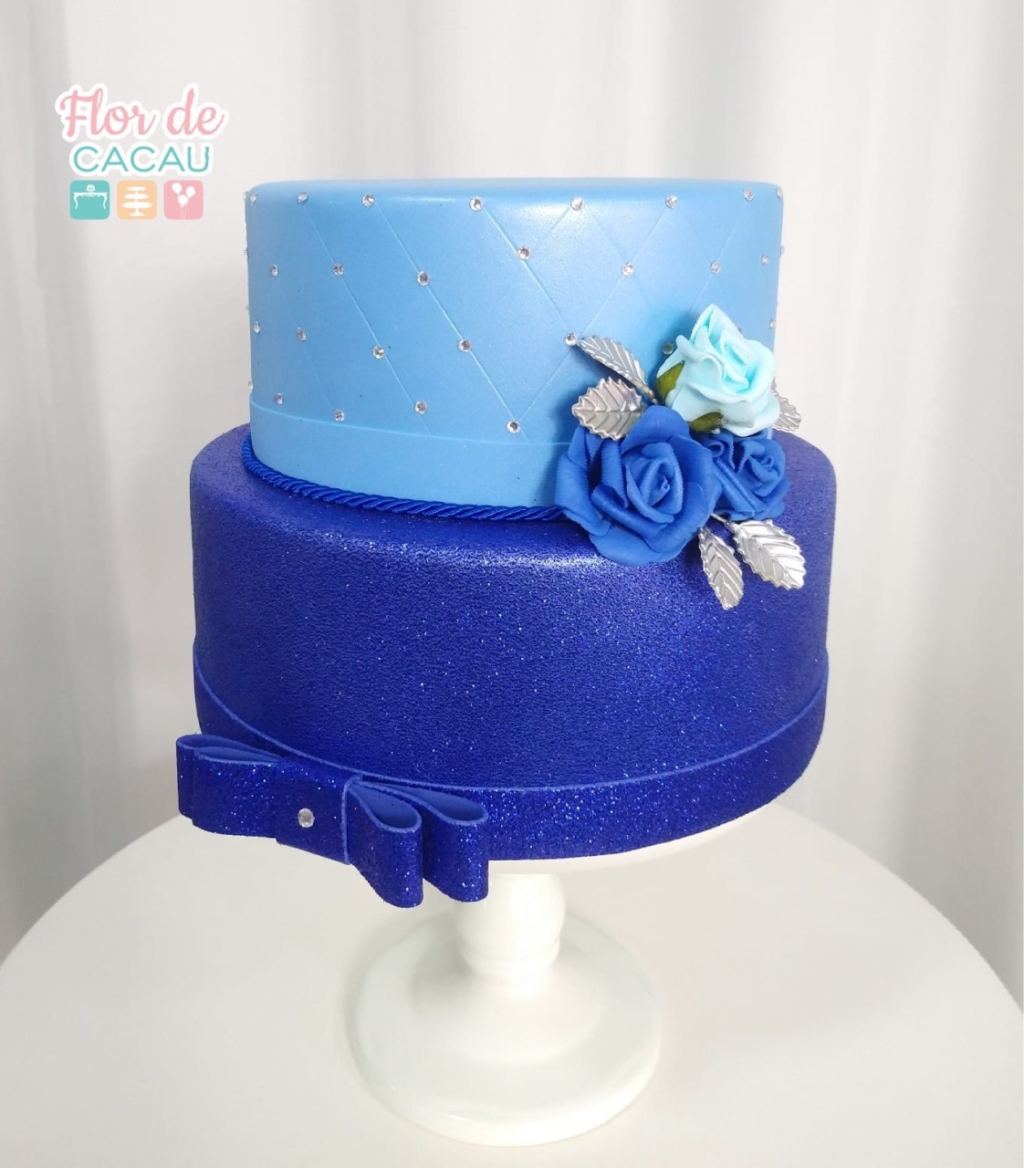 Bolo Fake Azul C/ Flores - Locadora Flor de Cacau