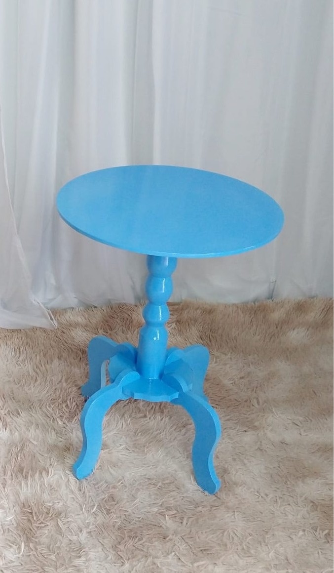 Mesa Auxiliar Redonda Azul - Locadora Flor de Cacau