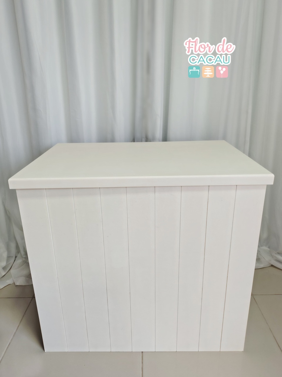 Mesa Frisada Branca - Locadora Flor de Cacau