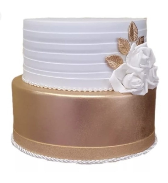 Bolo Fake Branco E Dourado - Locadora Flor de Cacau
