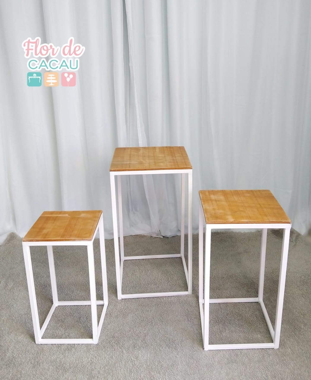 Mesa Trio Cubos Branca - Locadora Flor de Cacau