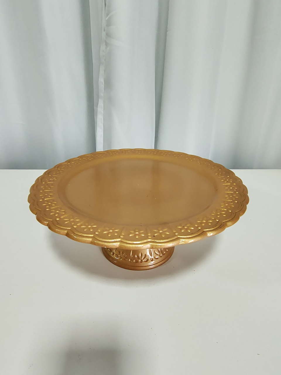 Porta Bolo Dourado G - Locadora Flor de Cacau