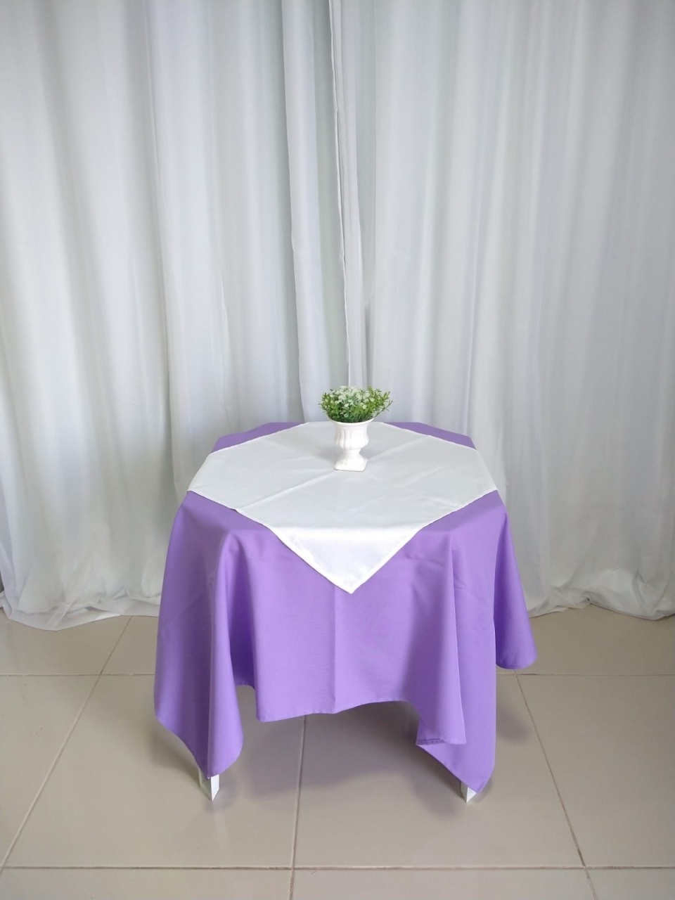 Toalha de Mesa Lilás - Locadora Flor de Cacau