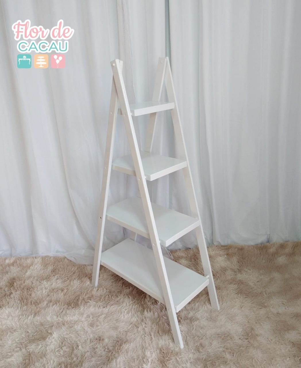 Escada Para Lembranças Branca - Locadora Flor de Cacau