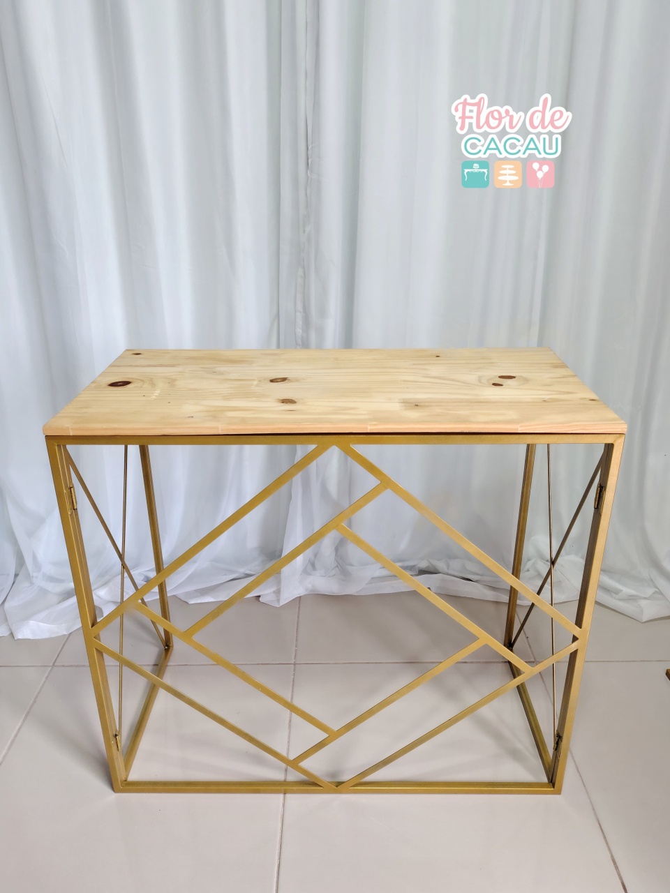 Mesa Retangular Dourada - Locadora Flor de Cacau