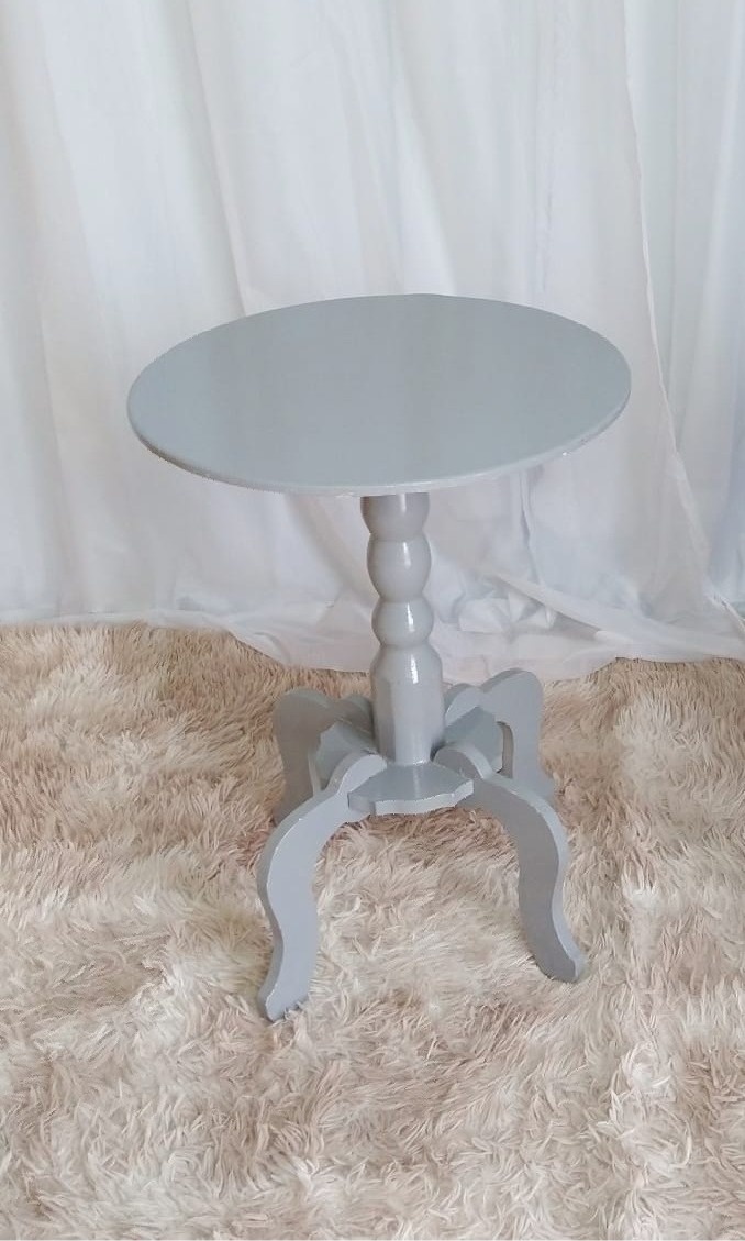 Mesa Auxiliar Redonda Cinza - Locadora Flor de Cacau